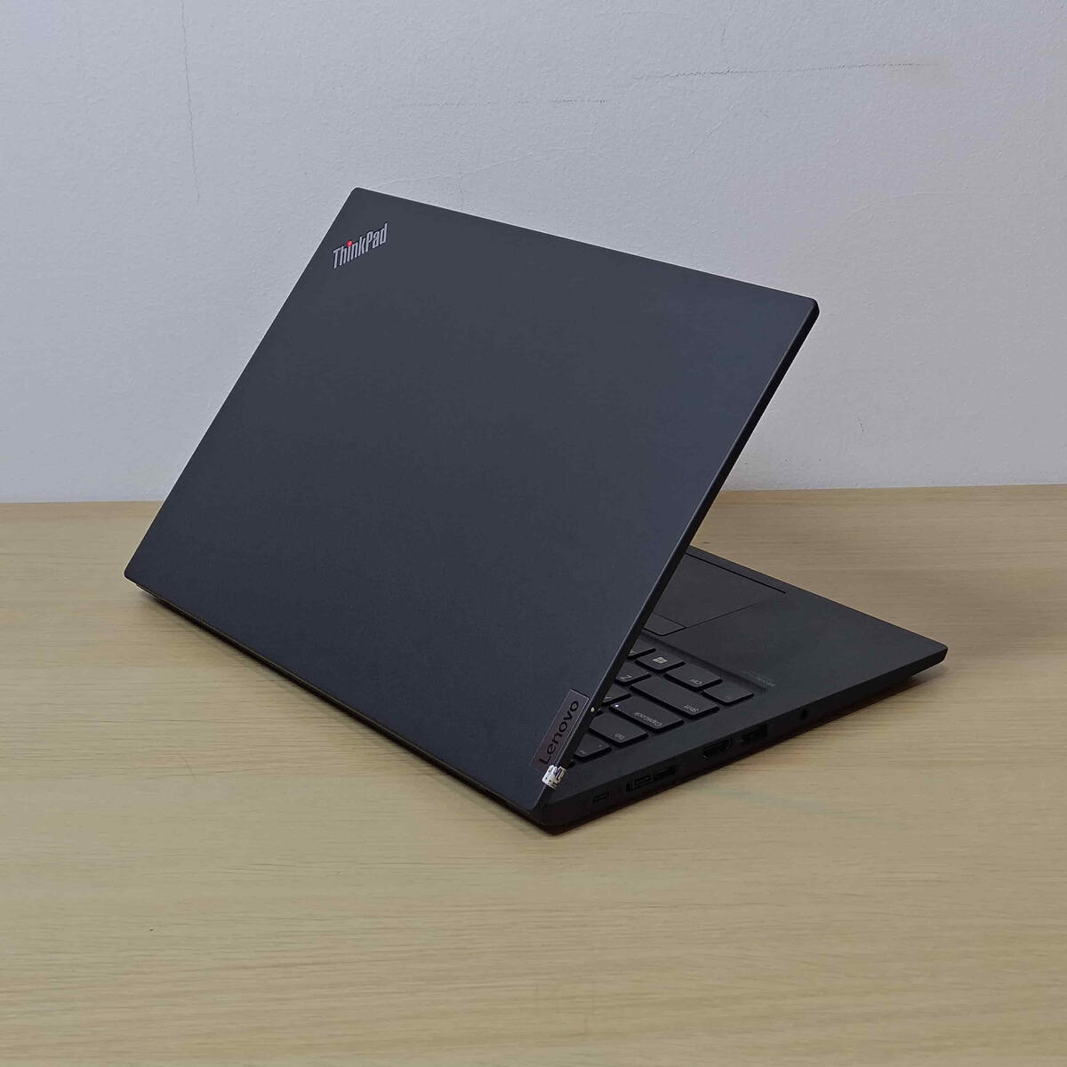 Lenovo Thinkpad T14s Belakang Kiri Lenovo Thinkpad T14s Belakang Kiri Butik Laptop