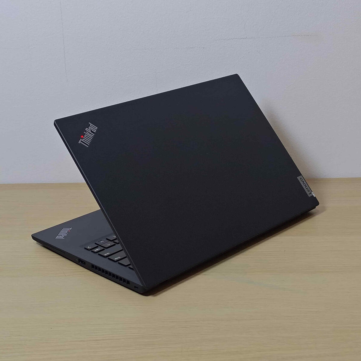 Lenovo Thinkpad T14s Belakang Kanan Lenovo Thinkpad T14s Belakang Kanan Butik Laptop