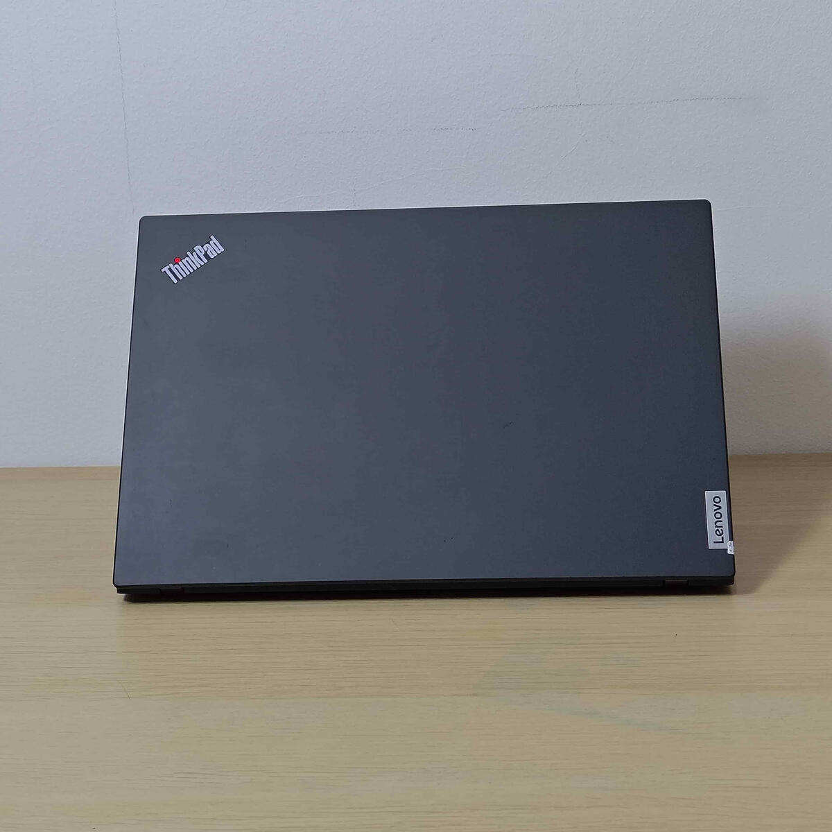 Lenovo Thinkpad T14s Belakang Tengah Lenovo Thinkpad T14s Belakang Tengah Butik Laptop
